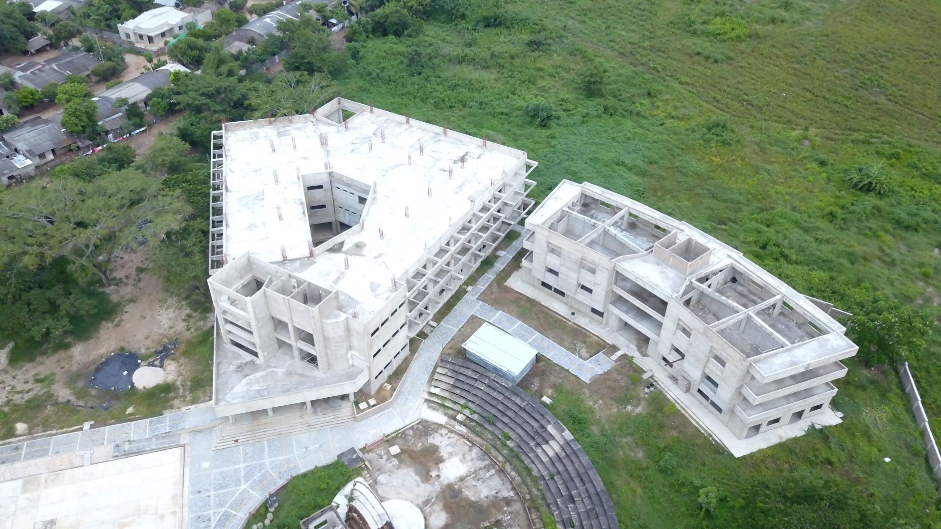 Sede de la Universidad de Córdoba en Sahagún. Su construcción inició en 2015 y no ha sido entregada. Crédito: La Liga Contra el Silencio.