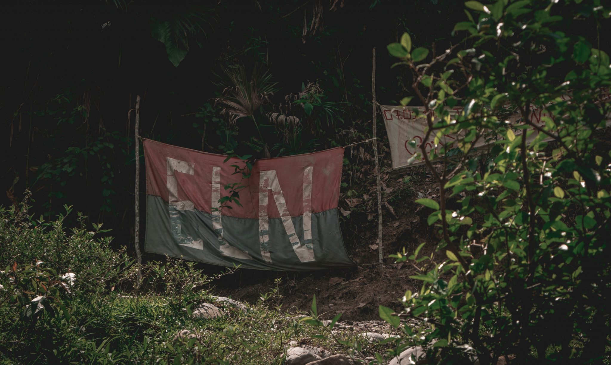 Bandera del ELN en la Guayacana, entre San José del Palmar y Nóvita, Chocó. Crédito Santiago Ramírez/La Cola de Rata.