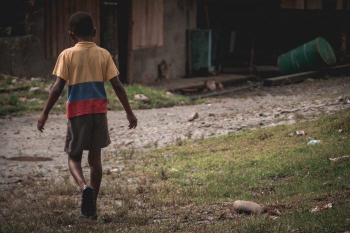 Un niño camina en Condoto, Chocó. Crédito Santiago Ramírez/La Cola de Rata.
