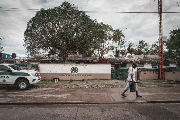 Estación de policía en Nóvita, Chocó, rodeada de costales rellenos ubicados como mecanismo de defensa contra los hostigamientos del ELN. Crédito Santiago Ramírez/La Cola de Rata.