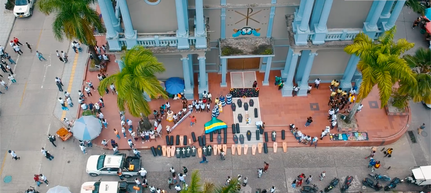 Féretros ubicados frente a la iglesia de Quibdó en señal de protesta por el aumento de asesinatos. Octubre de 2020. Captura de pantalla.
