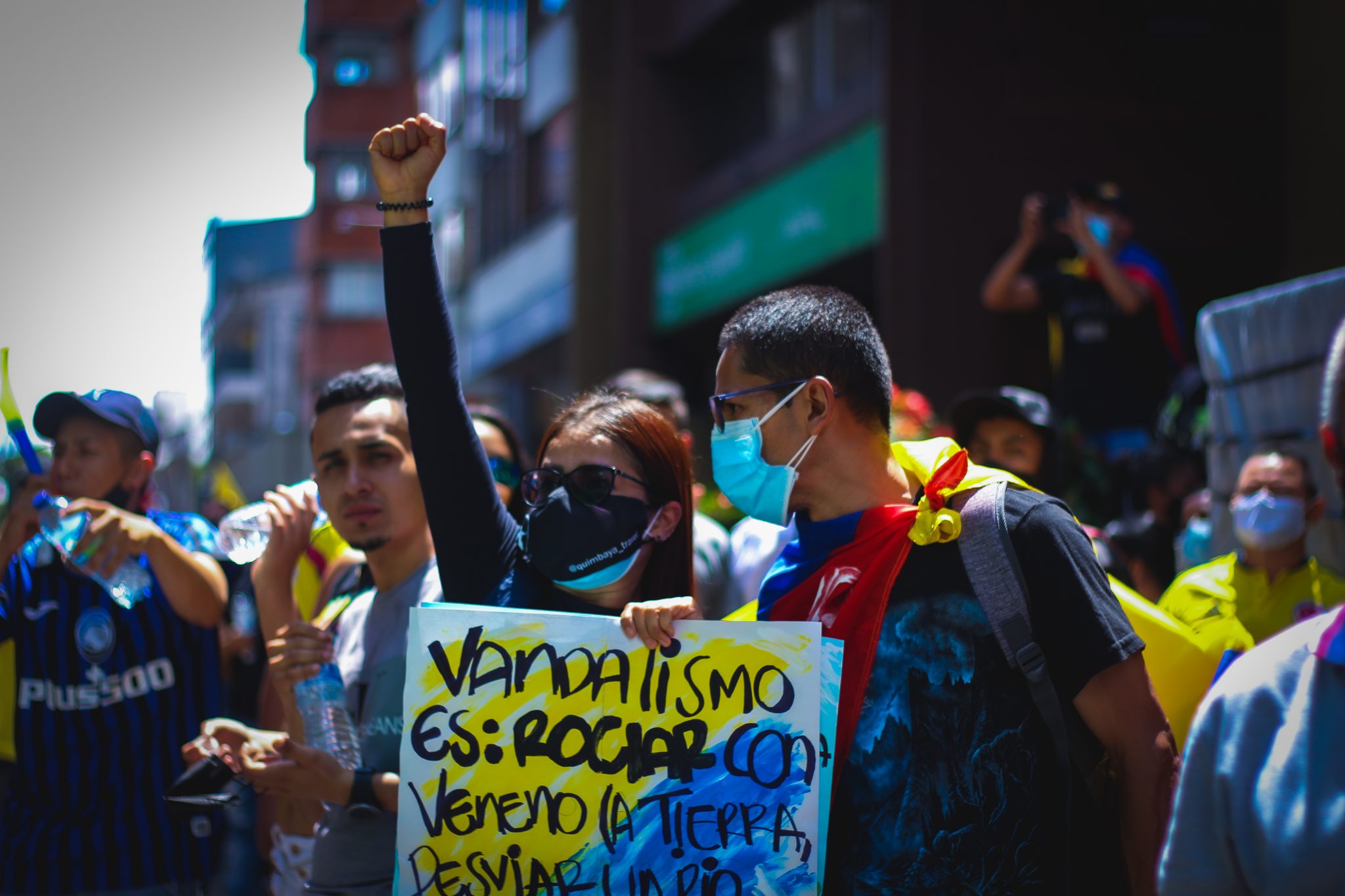 El primero de mayo, en el centro de Pereira, cientos de manifestantes con carteles y banderas se congregaron para conmemorar el Día del Trabajo y continuar con el paro nacional que inició el 28 de abril. Foto: Margarita Rojas/La Cola de Rata.
