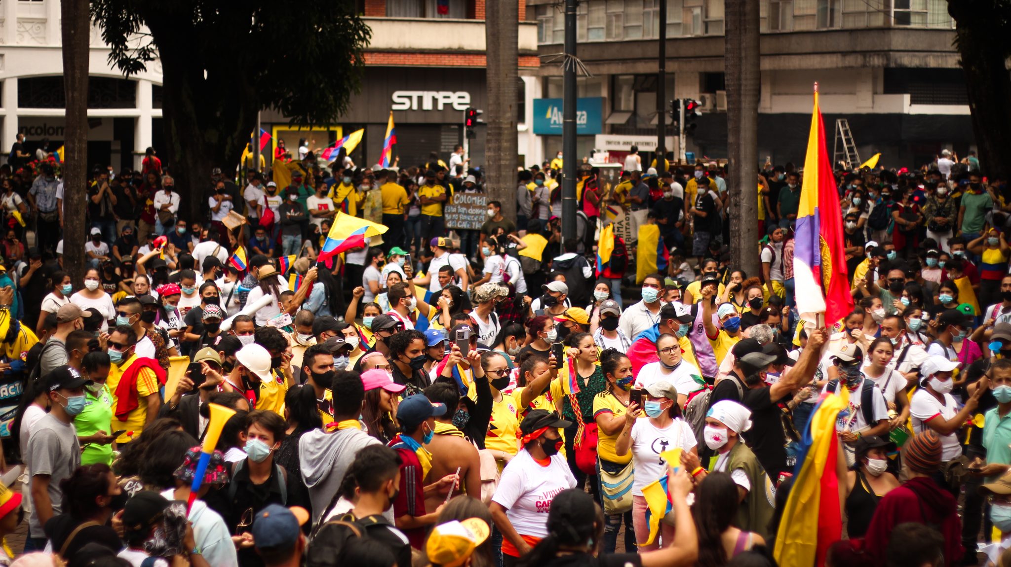 Como en otros lugares del país, en Pereira, el 28 de abril, cuando empezó el paro nacional, una multitud se reunió par manifestarse contra la reforma tributaria. En la imagen, concentración en la Plaza de Bolívar. Foto: Margarita Rojas.