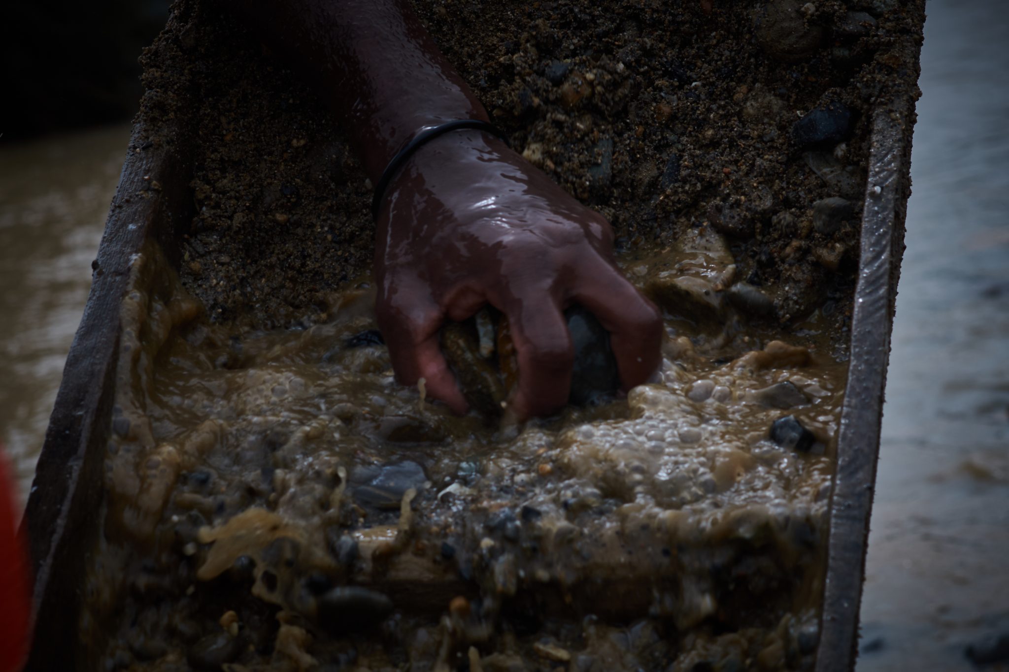 La minería artesanal para extraer oro está protegida por la ley al ser una actividad ancestral de las comunidades de los ríos Quito y Baudó. Río Quito, Chocó. Noviembre, 2020. | Crédito: Gerald Bermúdez.