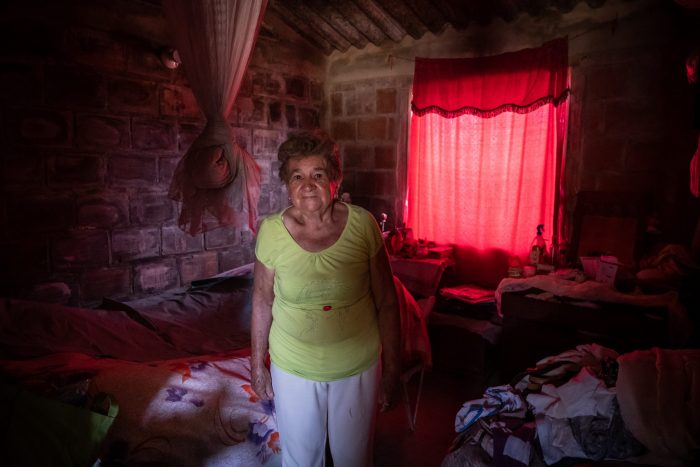 Blanca Bernal en uno de los cuartos de su casa en donde a veces también atiende partos. Foto: Víctor Galeano