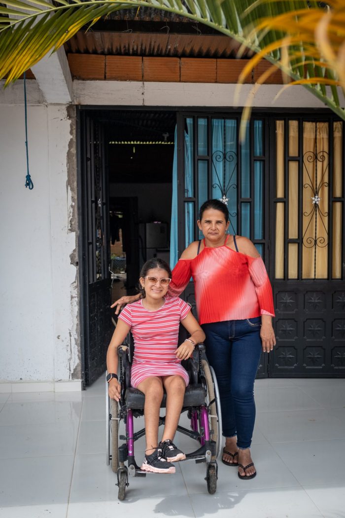 Aurora Ramírez y su hija, María de los Ángeles, en la entrada de su casa en Calamar. Foto: Víctor Galeano