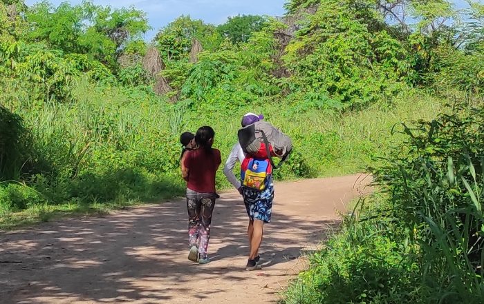 Las trochas ilegales son las más utilizadas por los indígenas para salir por el río Orinoco y cruzar a poblaciones colombianas. Este paso está en la comunidad indígena Albarical, en el municipio de Atures, estado Amazonas, Venezuela. Foto: Mickey Véliz.