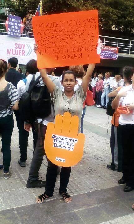 Foto 12 Ana Jaraba protesta crisis salud 2016_Crédito Cortesía