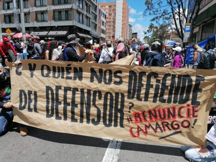 En mayo de 2021 se llevó a cabo una protesta en la sede principal de la Defensoría del Pueblo en Bogotá. Los manifestantes, entre los que había organizaciones de derechos humanos, rechazaron la gestión de Carlos Camargo. Foto: Tatiana Escárraga/La Liga Contra el Silencio.