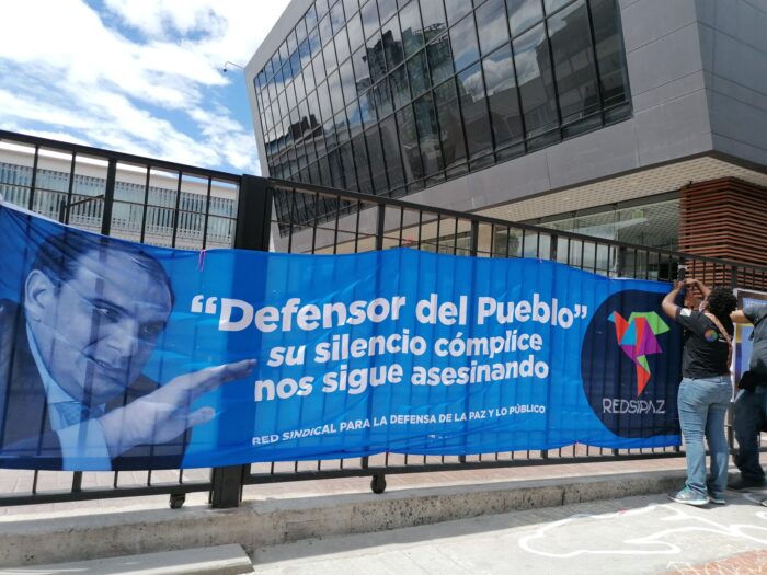 Esta imagen corresponde a las protestas que se llevaron a cabo en mayo de 2021 en la sede de la Defensoría del Pueblo en Bogotá. Los manifestantes reprocharon “el silencio” de la Defensoría. Foto: Tatiana Escárraga / La Liga Contra el Silencio