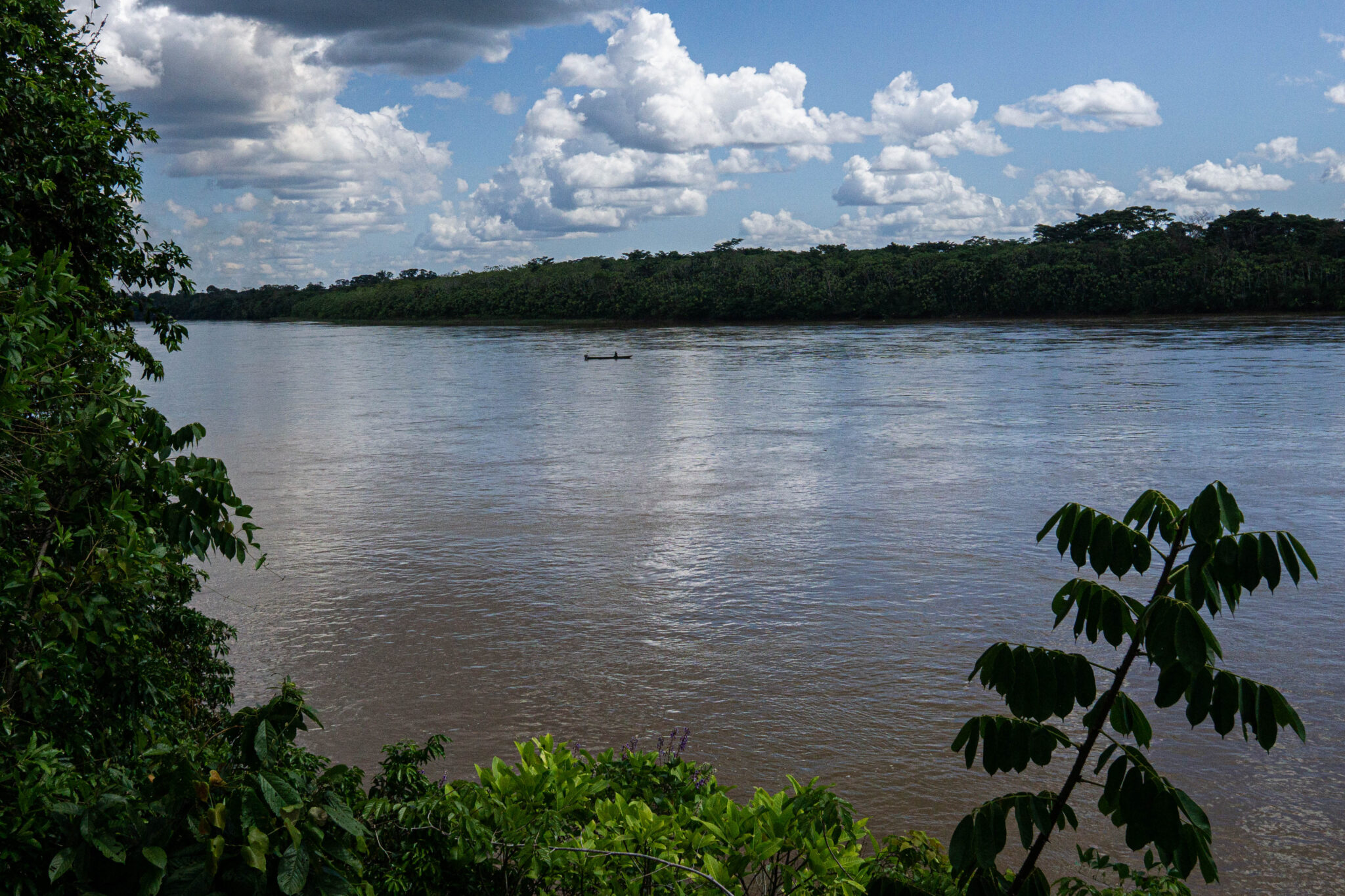 El río Putumayo es el límite natural entre Colombia y Perú en la Amazonia. A ambos lados de la frontera operan grupos armados colombianos y hay cultivos de coca. Crédito: Bram Ebus.