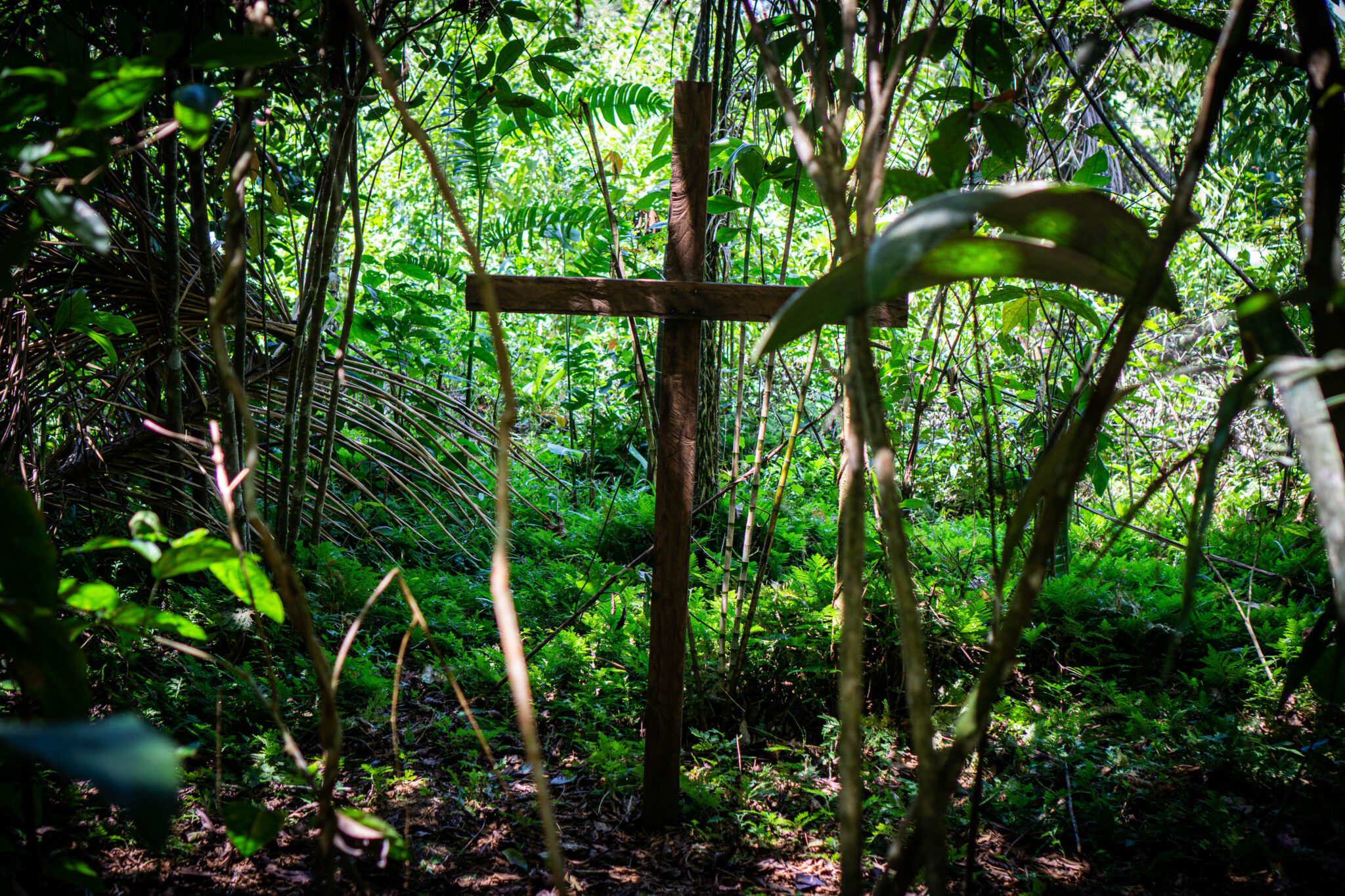 Luego de la masacre de Bellavista se instaló una cruz en uno de los lugares donde ocurrieron los asesinatos. Crédito: Bram Ebus.