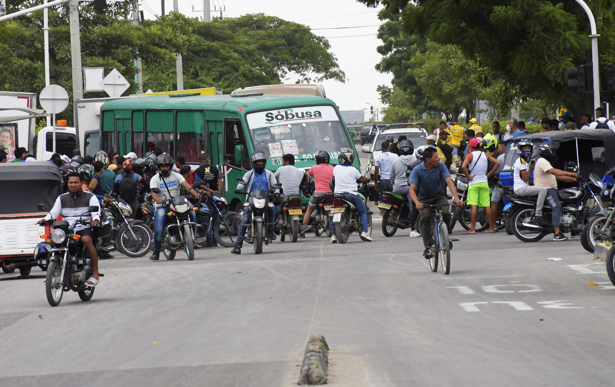 Conductores de varias empresas de transporte público bloquearon las principales vías del área metropolitana de Barranquilla, como la prolongación de la Calle Murillo en Soledad, en señal de protesta contra los asesinatos de tres de sus compañeros. La Liga Contra el Silencio.