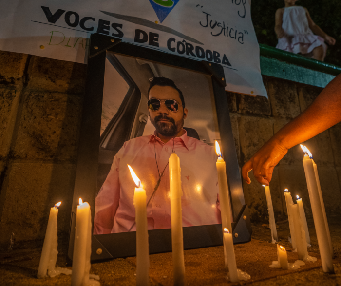 Velatón en memoria de Rafael Moreno en Puerto Libertador, Córdoba (Colombia), el 26 de octubre de 2022. Crédito: Diego Cuevas para El País.