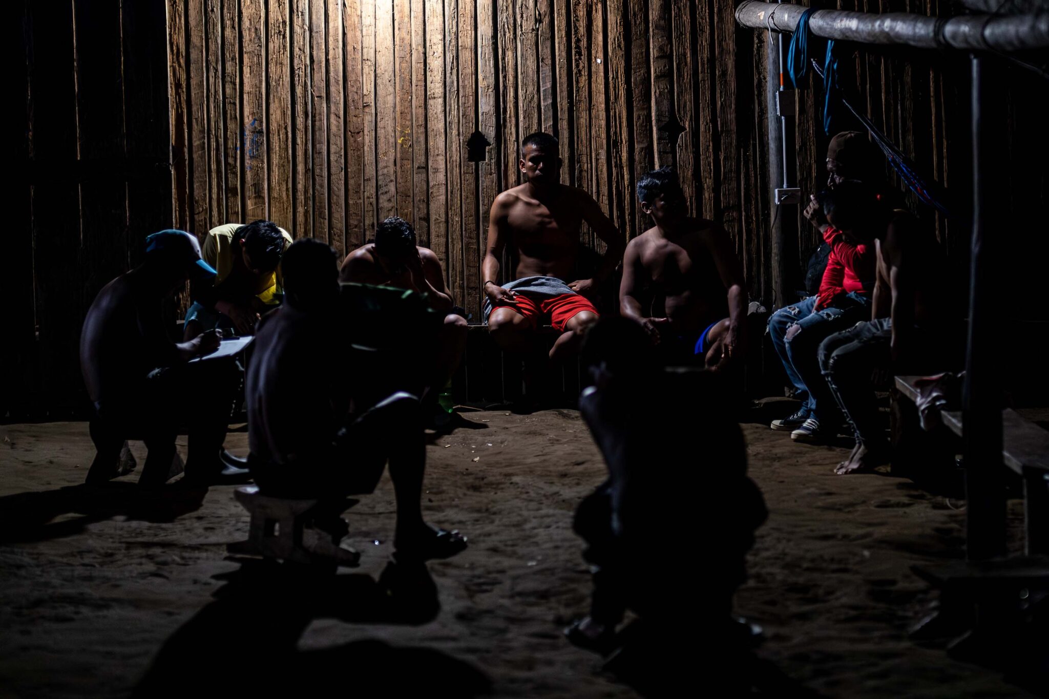 Los rituales de mambe son la conexión de los pueblos indígenas originarios con sus ancestros que los guían en el camino para la toma de decisiones. Amazonas. Colombia. Foto: Víctor Galeano.