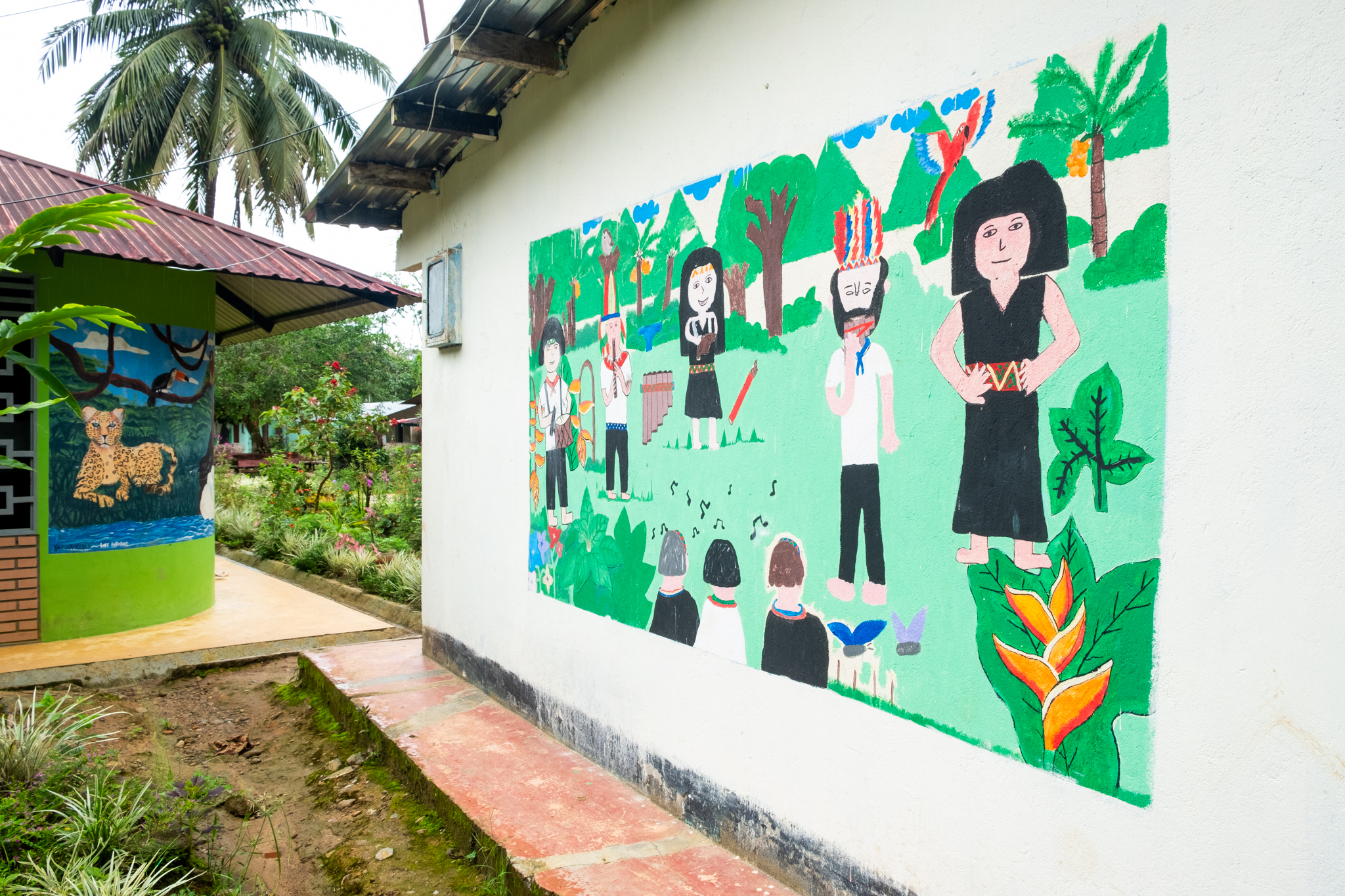 Murales en el colegio internado Yachaikuryo, resguardo Yurayaco, San José del Fragua, Caquetá. Foto: Sergio Alejandro Melgarejo.