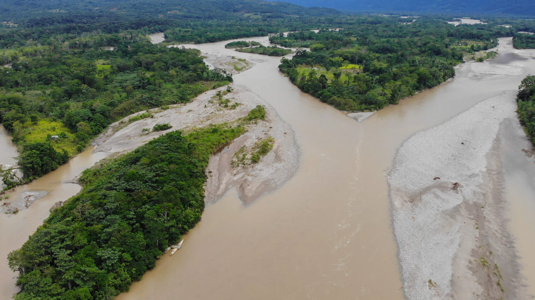 El río Caquetá, a pocos kilómetros de su nacimiento, sufre los efectos de la minería ilegal. Foto: Sergio Alejandro Melgarejo.