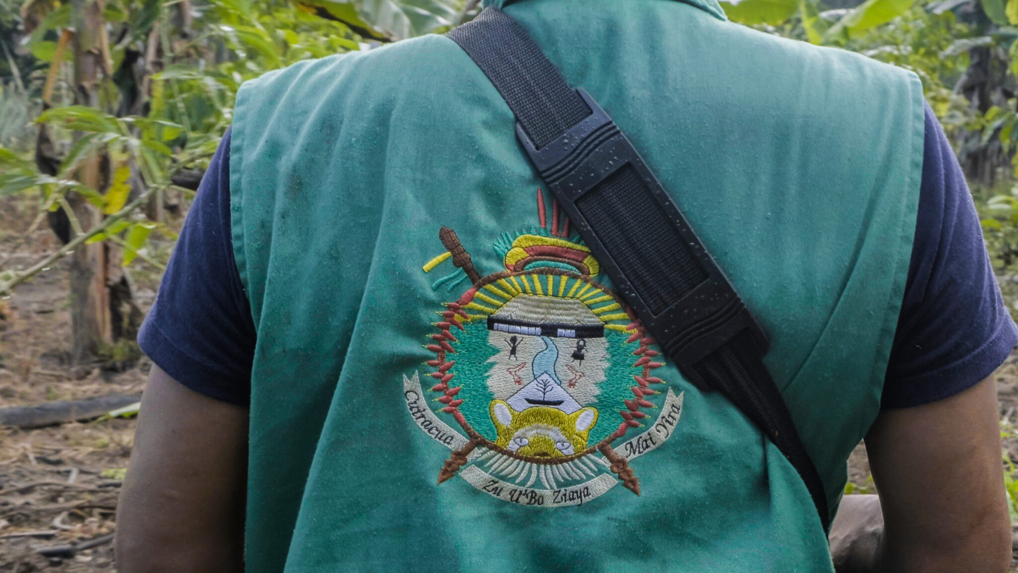 Las guardias indígenas enfrentan la ilegalidad armados con bastones de mando, en gran parte de los resguardos amazónicos. Foto: Sergio Alejandro Melgarejo.