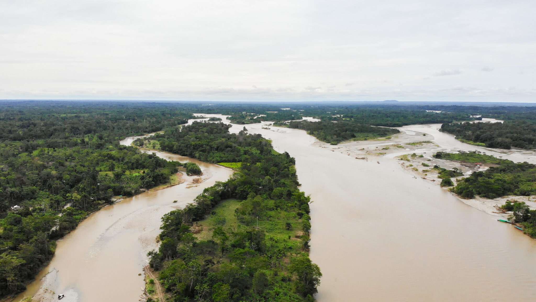 Por los grandes ríos amazónicos se mueve mucha de la ilegalidad. El río Caquetá es uno de los más afectados por la minería ilegal. Foto: Sergio Alejandro Melgarejo.