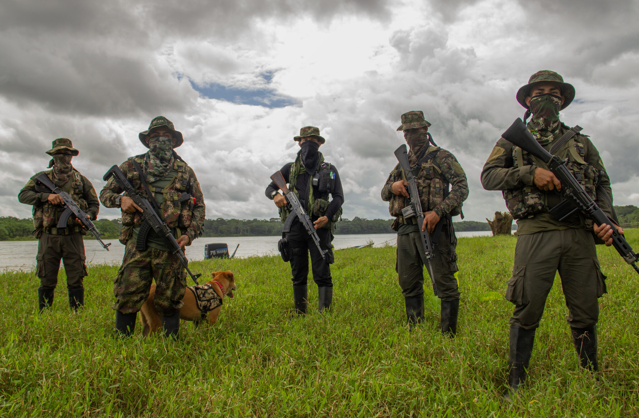 Los hombres armados de la disidencia de “Comandos de Frontera” patrullan por el río Putumayo y detienen las embarcaciones públicas para verificar la identidad de cada uno de los pasajeros. Foto: Santiago Rodríguez.