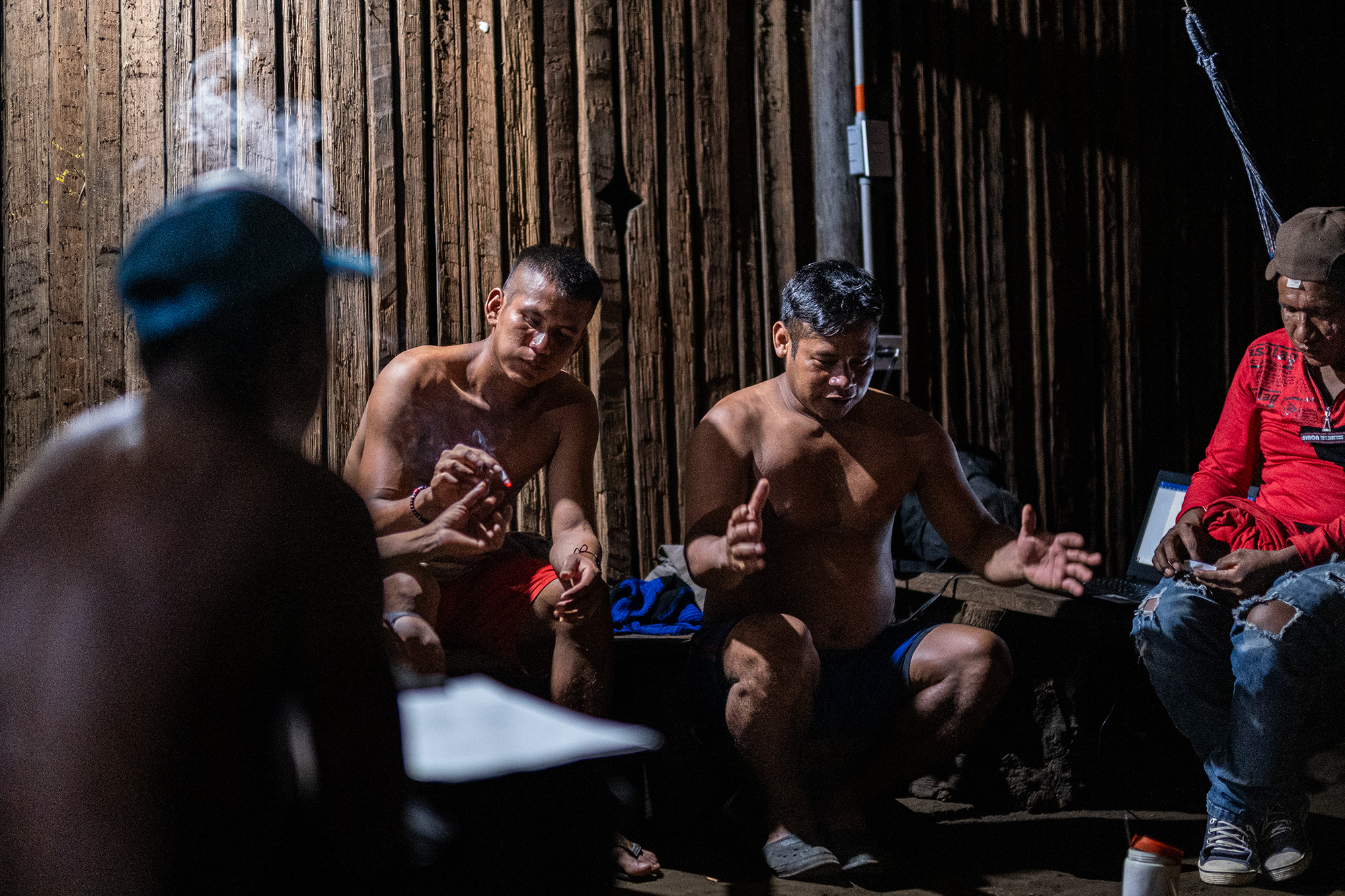 El tabaco y el mambe son usados por los hombres durante una reunión entre las comunidades de Curare y Boricada en la maloca de Curare. Crédito: Víctor Galeano.