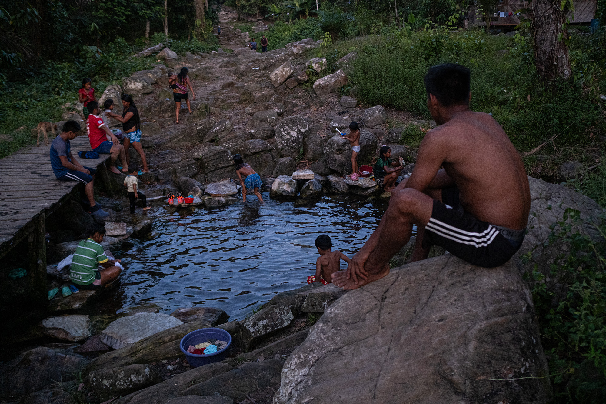 Las quebradas y caños son puntos de encuentro para lavar, bañarse y refrescarse en medio de las comunidades, cotidianidad de la comunidad de Curare, del resguardo Curare Los Ingleses. Amazonas. Foto: Víctor Galeano.
