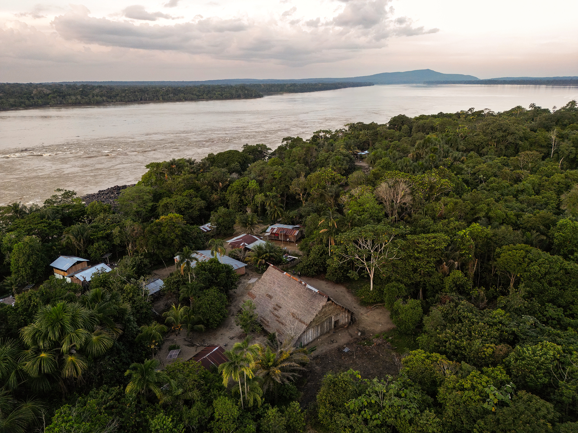 Vista aérea de la maloca de la comunidad de Curare en el resguardo Curare los ingleses. Amazonas. Colombia. Foto: Victor Galeano.