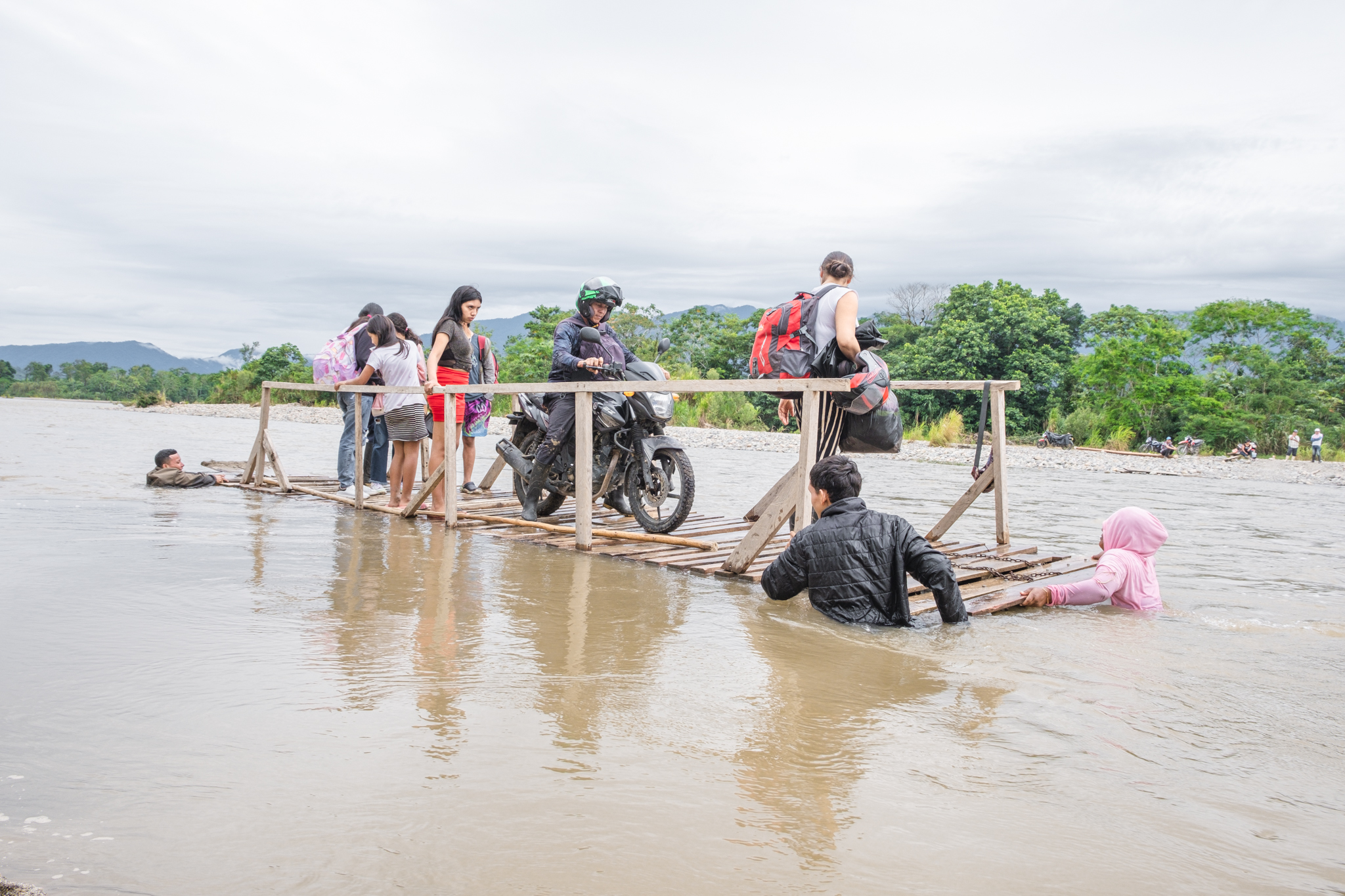 Algunos habitantes locales ofrecen el servicio de cruzar el río Caquetá en planchones de madera para suplir la falta de puentes. Piamonte, Cauca. Foto: Sergio Alejandro Melgarejo.