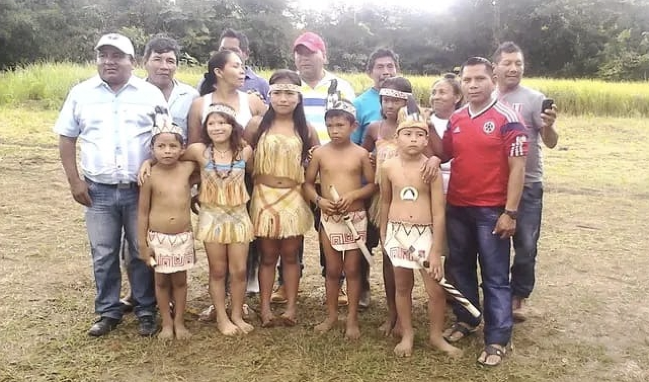 Las familias del resguardo La Yuquera intentan mantener sus saberes tradicionales con la enseñanza a los menores. Foto: Cortesía Resguardo La Yuquera.