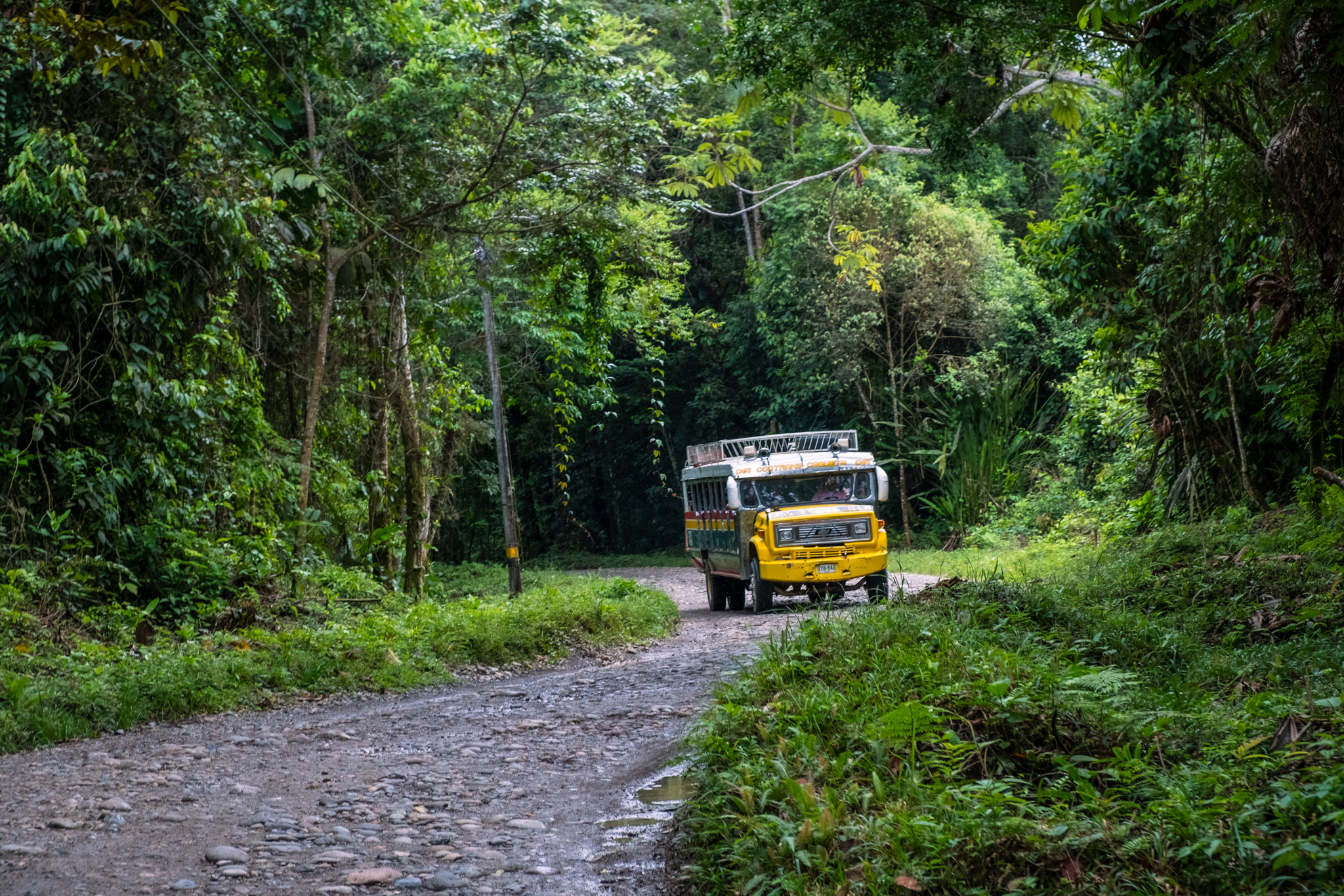 Una chiva, colorido bus tradicional de las zonas rurales de Colombia, sigue la ruta entre Yurayaco y el río Caquetá por el camino de tierra sobre el que se construirá la Carretera Marginal de la Selva. Foto: Sergio Alejandro Melgarejo.