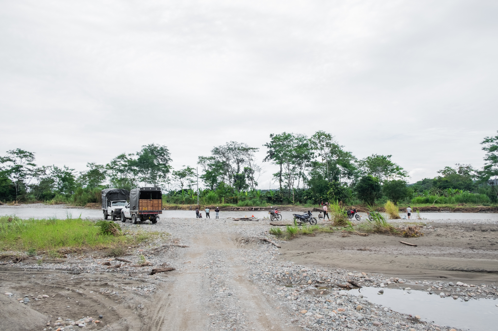 El camino de tierra sobre el que se construirá la Carretera Marginal de la Selva llega a su fin frente al río Caquetá, Piamonte, Cauca. Foto: Sergio Alejandro Melgarejo.