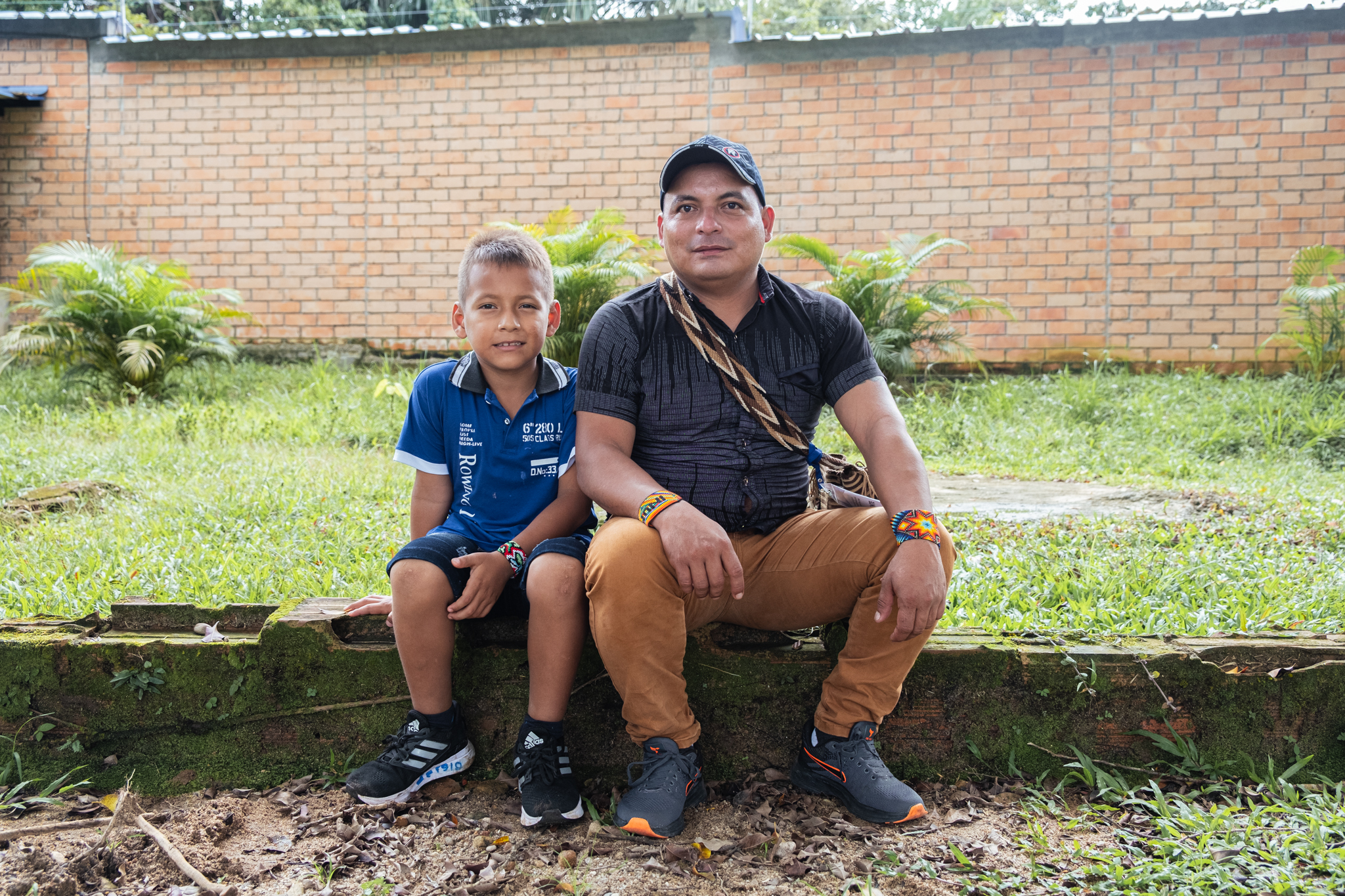 Jhony Huaca, coordinador general del Plan de Vida de la Asociación de Cabildos Tandachiridu Inganokun, con su hijo. Foto: Segio Alejandro Melgarejo.