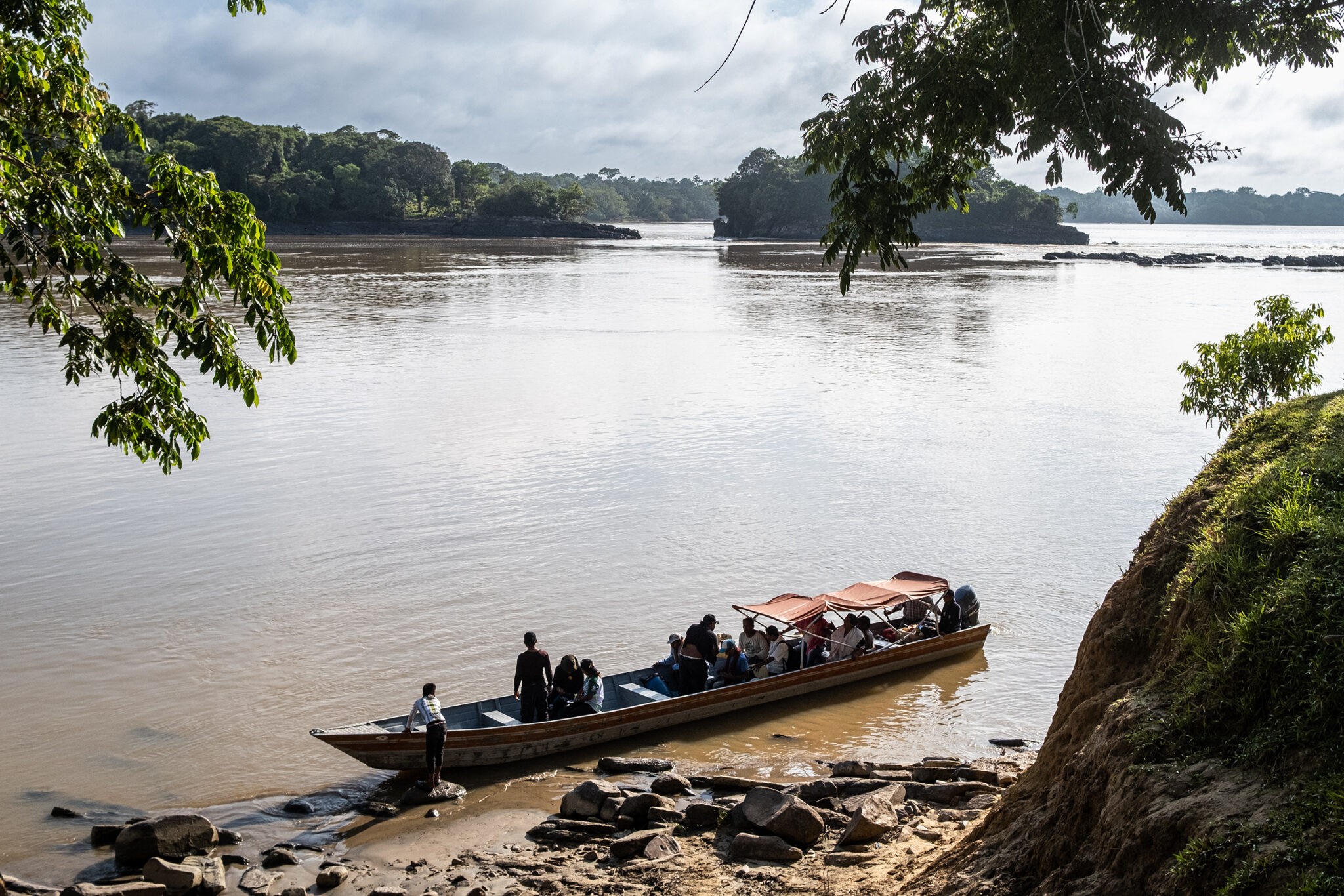 El río Caquetá es el medio de transporte obligado para las comunidades ubicadas en el oriente del Amazonas colombiano. Crédito: Víctor Galeano.