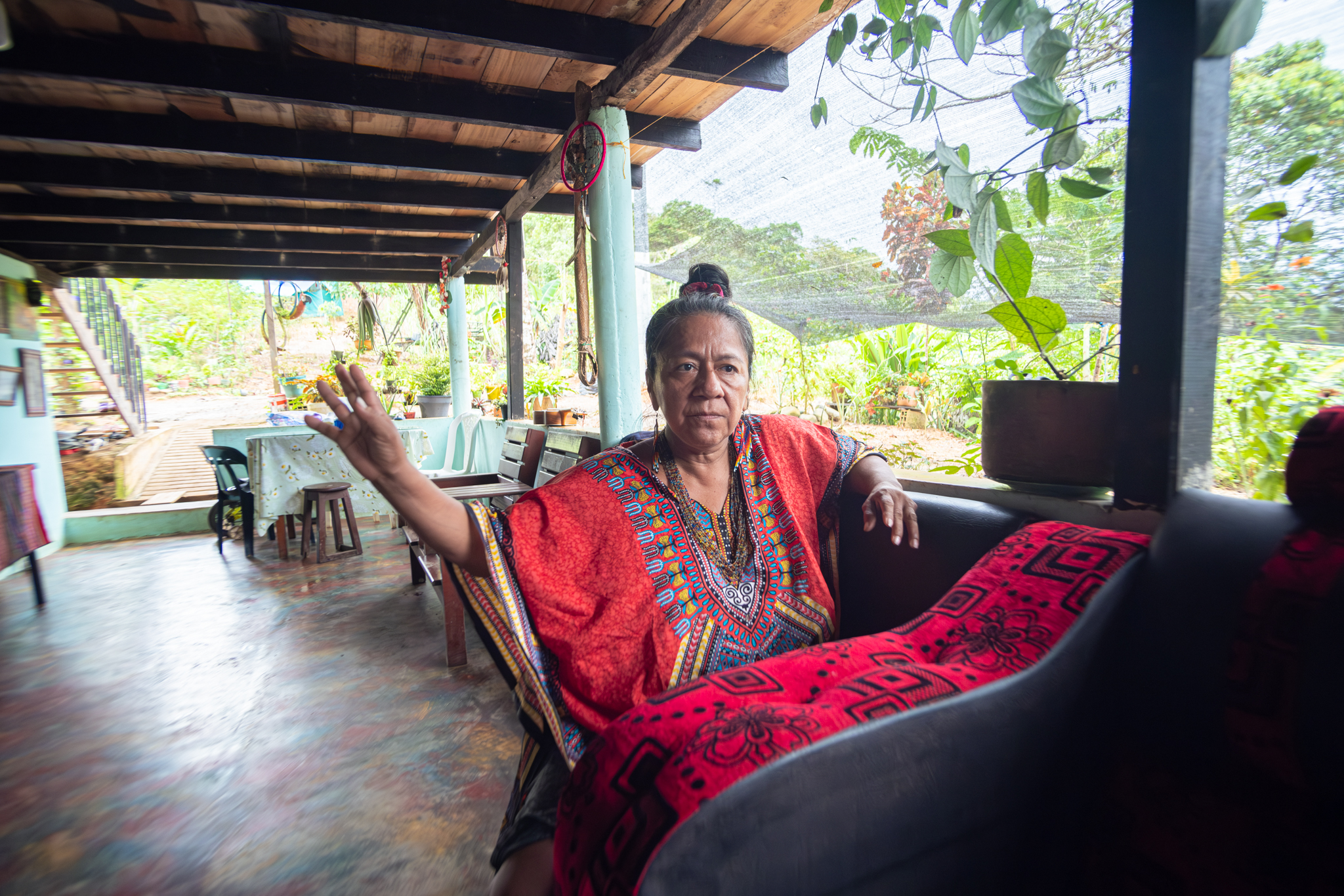 Waira Jacanamijoy, coordinadora del área comunicación y cultura de la Asociación de Cabildos Tandachiridu Inganokun, en su casa en el resguardo Yurayaco. Foto: Sergio Alejandro Melgarejo.