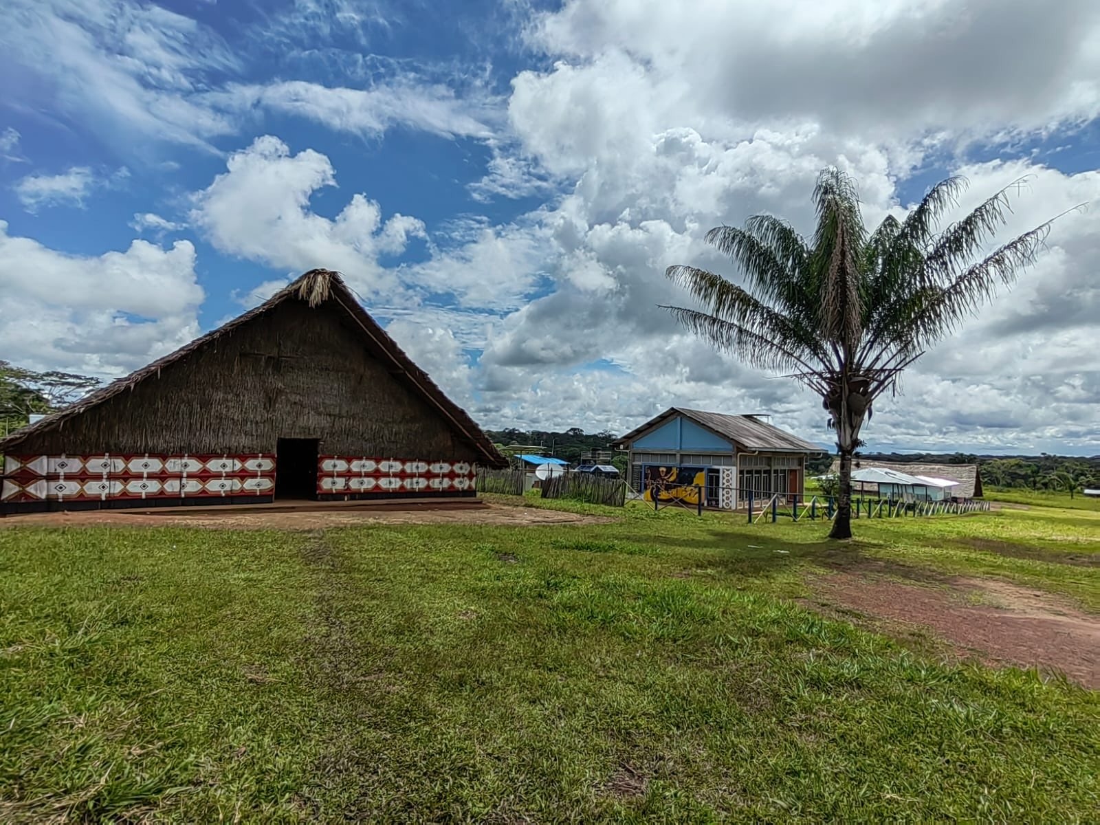 Los sitios de reunión de los indígenas Tucano (La Titila en la foto) sirven para que todas las familias de la región colindante con la Orinoquía se junten. Foto: Cortesía Hilsfwerk International.