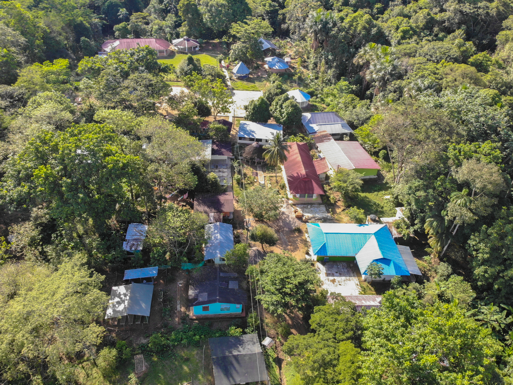Vista aérea del vivero y el colegio internado Yachaikuryo en la parte baja del resguardo Yurayaco. San José del Fragua, Caquetá. Foto: Sergio Alejandro Melgarejo.