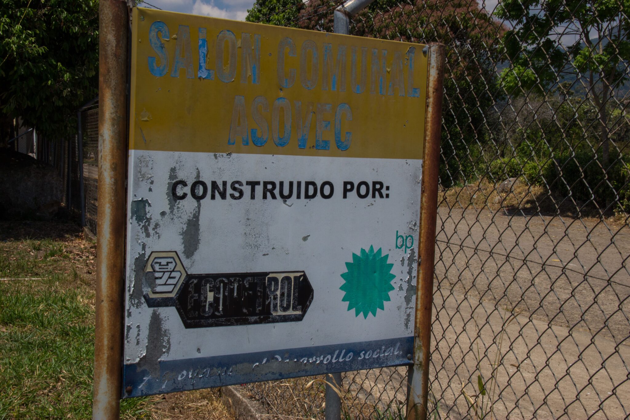 Aviso del salón comunal de la vereda Cunamá, en Aguazul, construido por Ecopetrol y British Petroleum por solicitud de los habitantes de la zona. Foto: Juan Carlos Contreras Medina