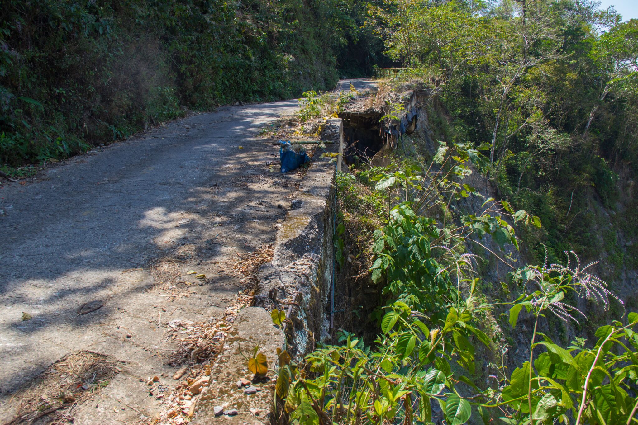 Carretera en mal estado que comunica la vía principal Aguazul - Yopal, con la vereda Cunamá, en la que la British Petroleum tuvo pozos. En la actualidad son explotados por Ecopetrol. Foto: Juan Carlos Contreras Mediana.