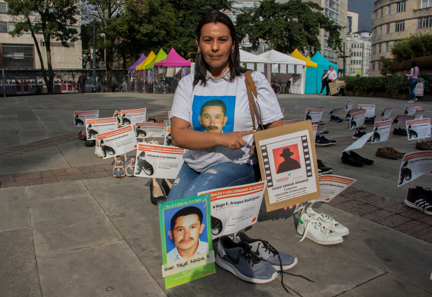 Derlly Patiño con la fotografía de su esposo Hugo Edgar Araque en el evento en el que se mostraron los datos de esta investigación en el centro de Bogotá. Foto: Juan Carlos Contreras.
