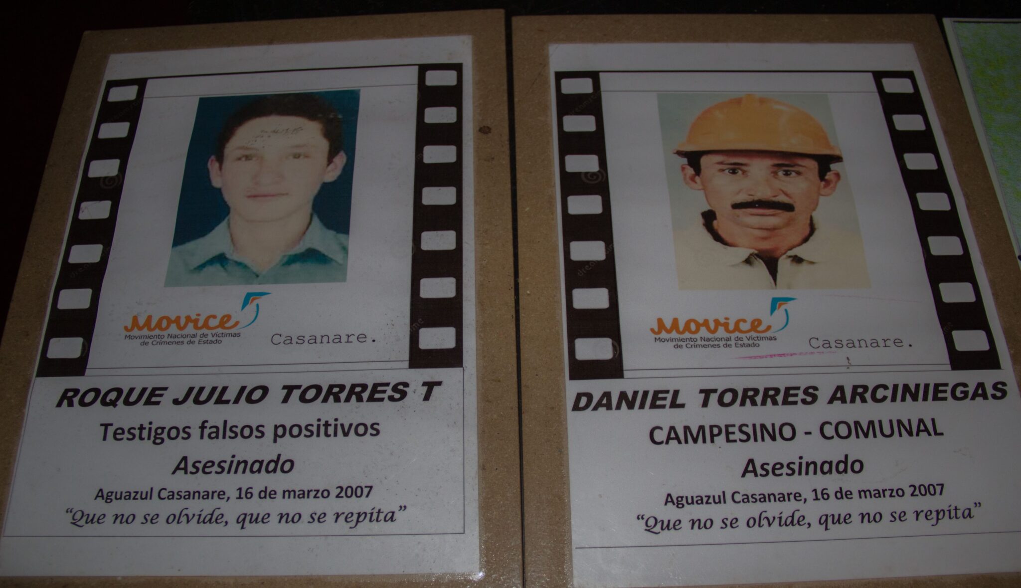 Fotografías de Roque Julio y Daniel Torres, hijo y padre asesinados por el Ejército y presentados como ‘bajas’ en combate. Foto: Juan Carlos Contreras Medina.