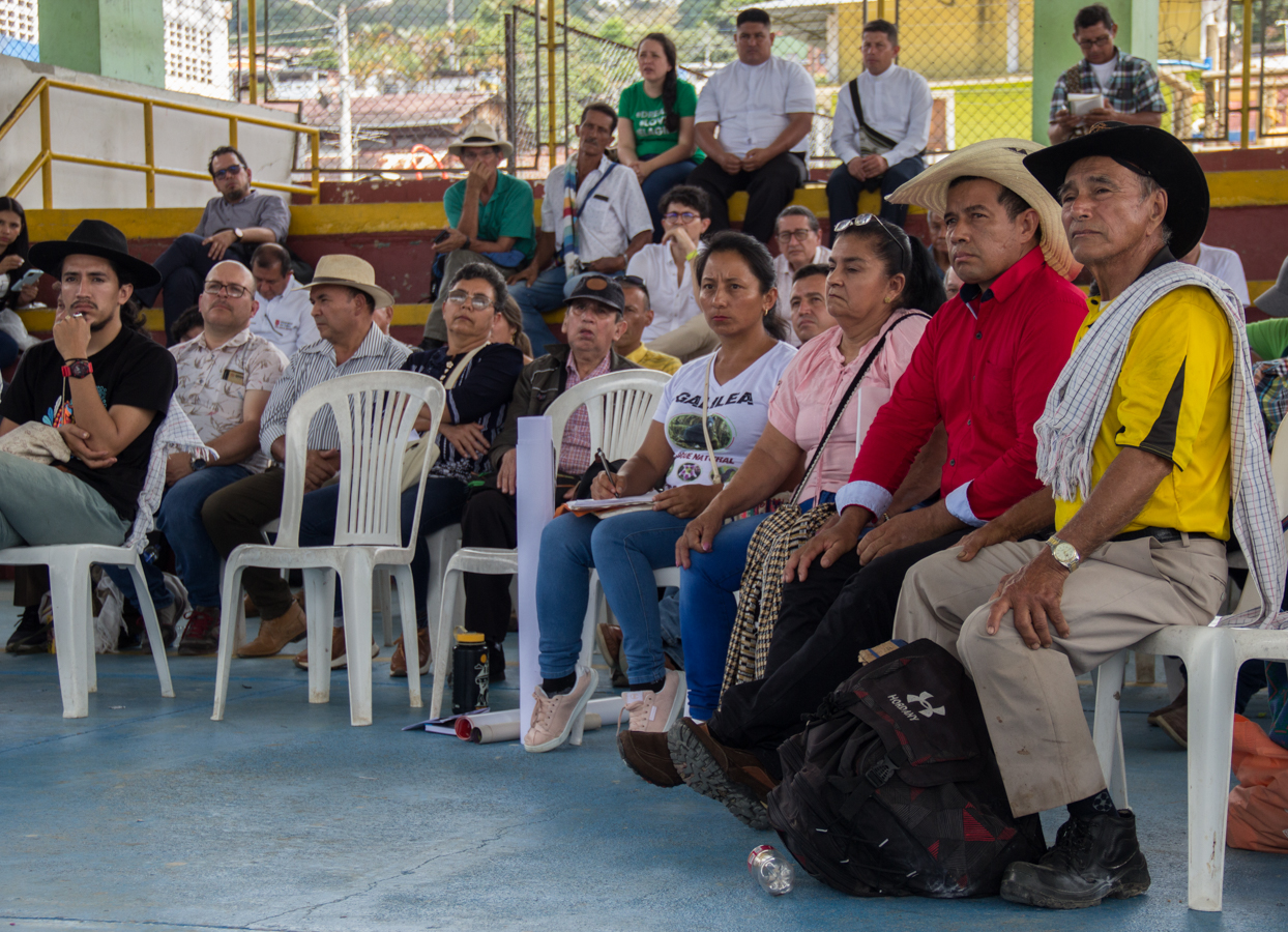 Durante una audiencia pública sobre el proyecto de carbono en Bosque Galilea el 1 y 2 de febrero de 2023, miembros de la comunidad que allí vive realizaron varias preguntas sobre la participación de la Universidad del Tolima en el proyecto Redd+. Foto: Juan Carlos Contreras.