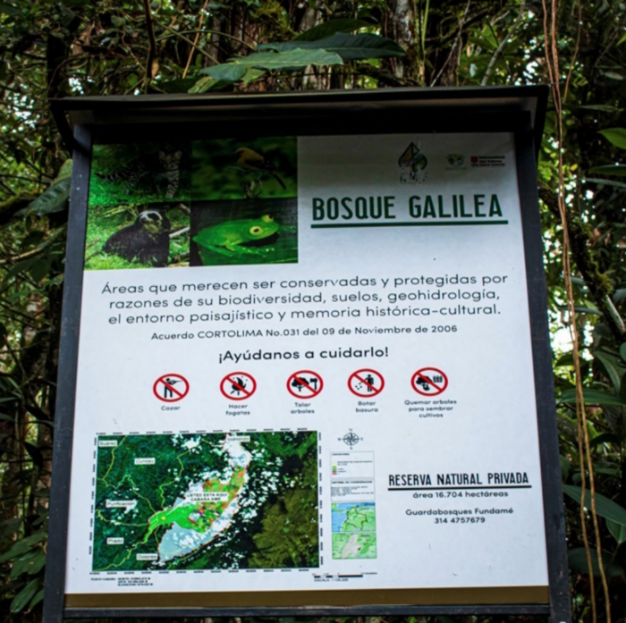 Cartel que encontraron los habitantes locales a la entrada del Bosque Galilea en 2018 y que anunciaba que se trataba de una reserva natural privada. Foto: Leidy Villamor / Red de Vigías y Defensores del Bosque de Galilea.