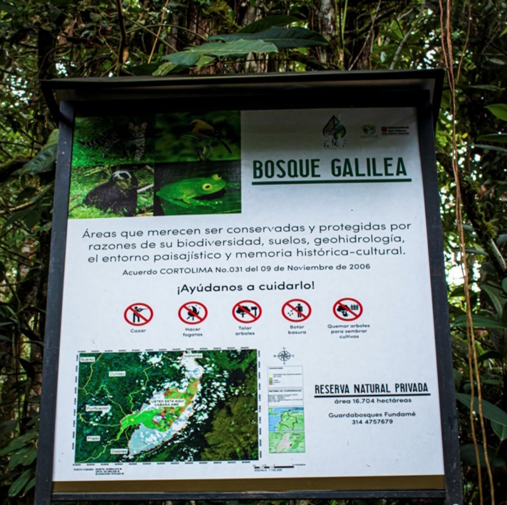 Cartel a la entrada del Bosque Galilea observado en agosto de 2018. Foto: Leidy Villamor / Red de Vigías y Defensores del Bosque de Galilea.