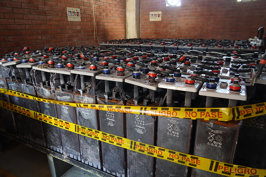 Restos de las baterías del sistema de energía solar de Isla Múcura. Foto: Juan Manuel Flórez Arias.