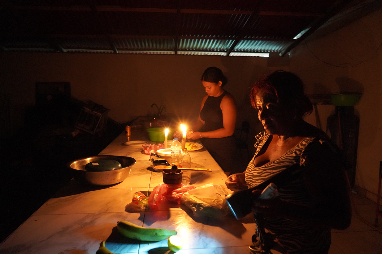 Santa Cruz del Islote quedó completamente a oscuras desde septiembre de 2023 hasta finales de enero de 2024. Desde entonces solo tienen luz en la noche con una planta diésel y los paneles siguen inactivos. Foto: Juan Manuel Flórez Arias.