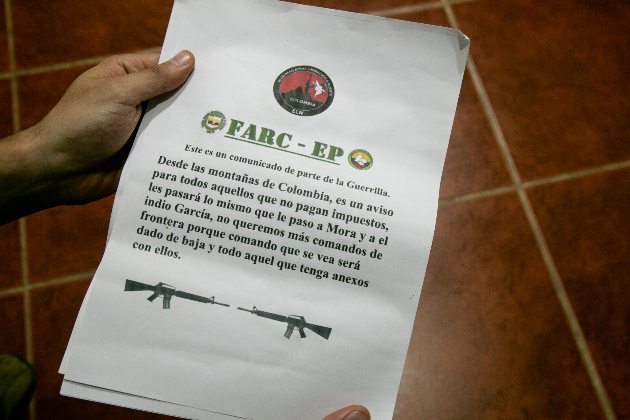 Ecuador Amazonía. Comunicado dejado en una radio de Lago Agrio, capital de Sucumbíos. Muestra logos de las FARC-EP, siglas del ELN, y amenaza a los Comandos de la Frontera.