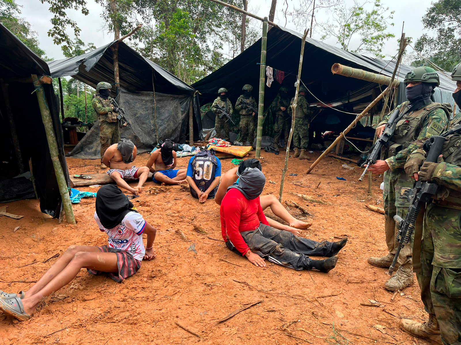 Ecuador Amazonía. Los seis detenidos en un campamento minero, en San José de Guayusa, el pasado 3 de abril. Otro más fue abatido.