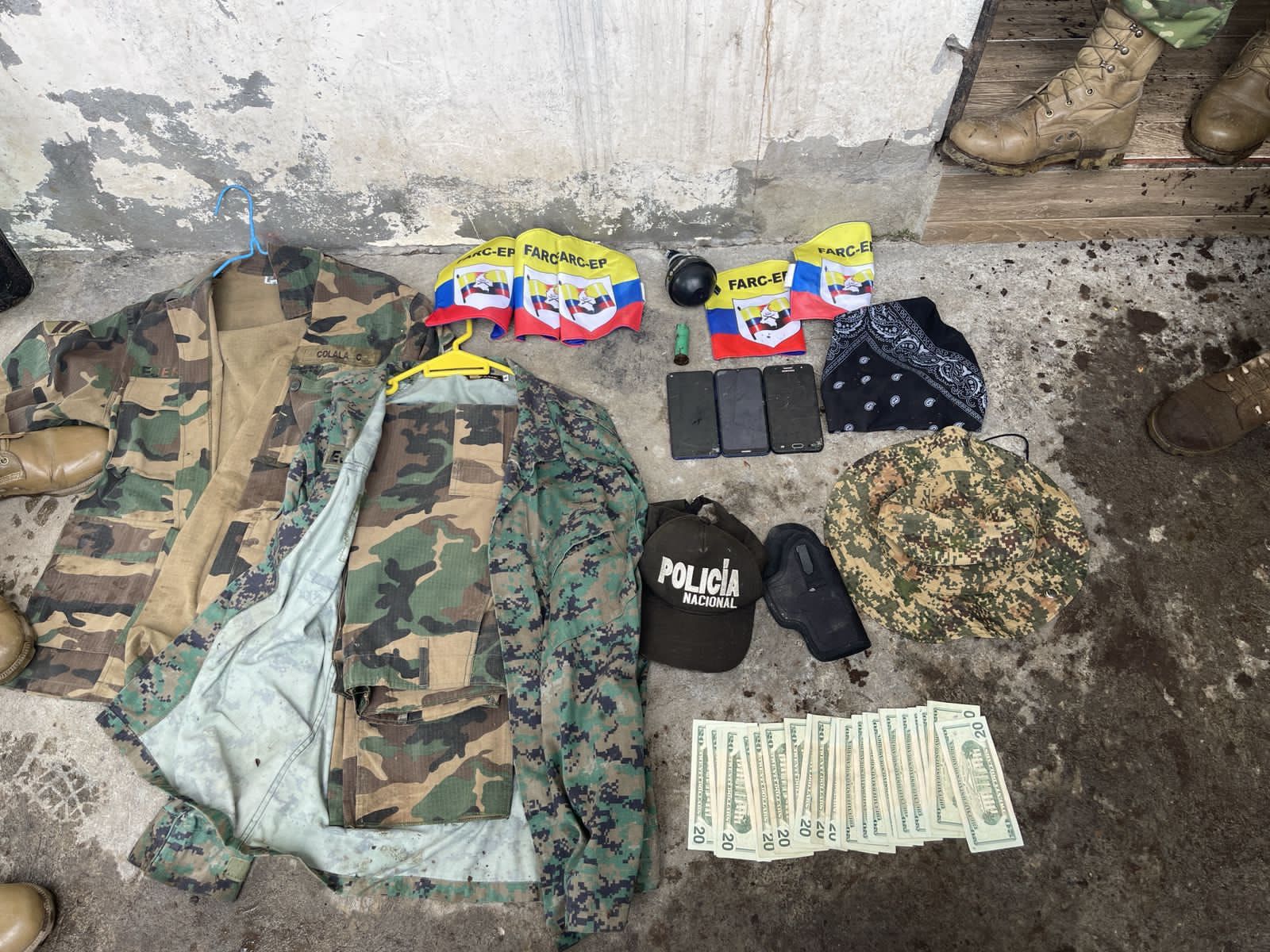 Ecuador Amazonía. En operativos antimineros, los militares ecuatorianos han hallado uniformes e indumentaria con logos de las FARC-EP.