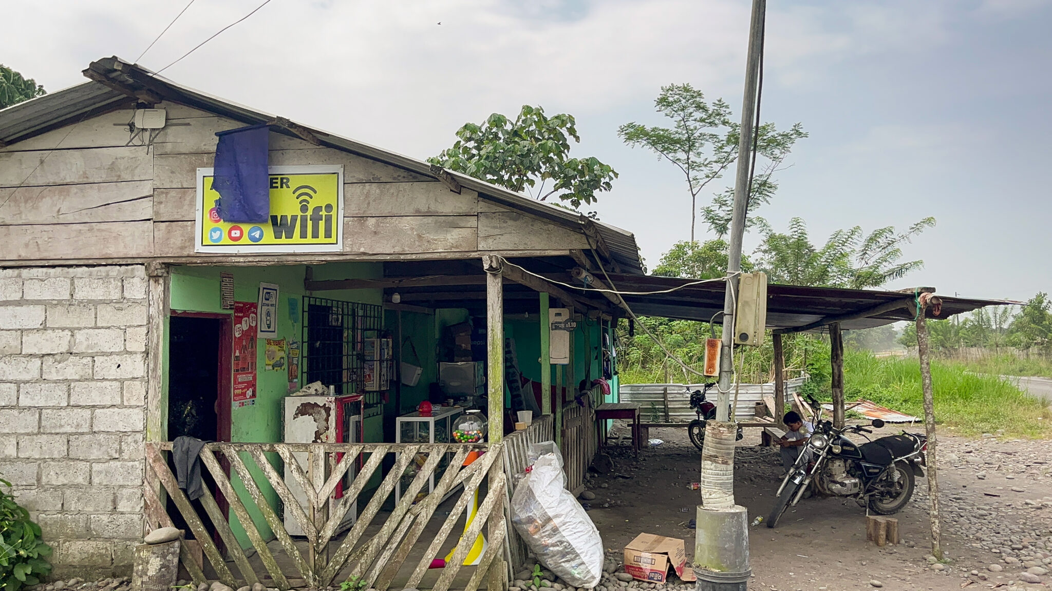 Ecuador Amazonía. En San José de Guayusa no hay señal telefónica ni internet. Solo pequeñas tiendas proveen este servicio. Foto: PlanV.