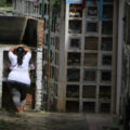 Mujer ante tumbas en el Cementerio Central de Cúcuta_Crédito Mario Caicedo.